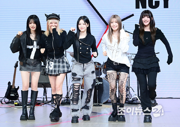 밴드 레이턴시가 18일 오후 서울 마포구 상암동 쇼킹케이팝센터에서 열린 레이턴시(LATENCY) 첫 미니앨범 '레이트 오'클락'(LATE O'CLOCK) 쇼케이스에서 포토타임을 갖고 있다. [사진=정소희 기자]