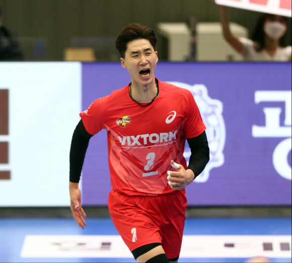 한국전력 타이스(왼쪽)가 2일 열린 KB손해보험과 홈 경기 도중 스파이크를 시도하고 있다. [사진=발리볼코리아닷컴]