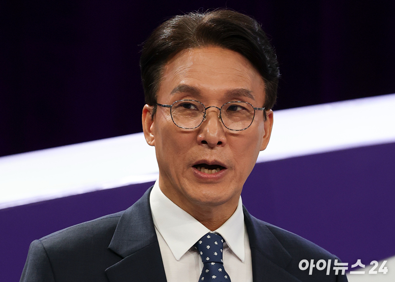 김민석 더불어민주당 당대표 후보가 29일 오후 서울 마포구 MBC에서 TV토론회 시작 전 토론 준비를 하고 있다. [사진=국회사진기자단 ]