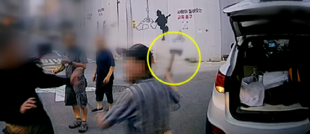 지난 14일 서울 중구 한 골목에서 한 SUV 차주가 '차 좀 빼달라'고 부탁하는 운전자에게 욕설과 함께 도끼를 휘두른 사건이 발생했다. 사진은 지난 21일자 JTBC '사건반장' 보도화면. [사진=JTBC]
