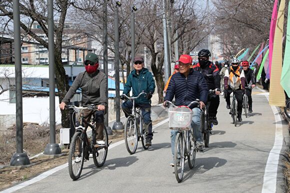 지난달 29일부터 31일까지 3일간 보은군 보은읍 보청천 벚꽃길 일원에서 열린 ‘2024 보은 벚꽃길 축제’ 방문객들이 벚꽃길 자전거 문화축전에 참여하고 있다. [사진=보은군]