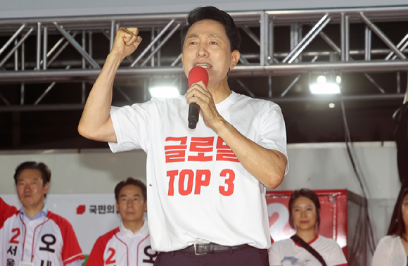 오세훈 국민의힘 서울시장 후보가 2일 서울 서대문구 신촌역 스타광장에서 열린 파이널 유세에서 지지를 호소하고 있다. [사진=연합뉴스]