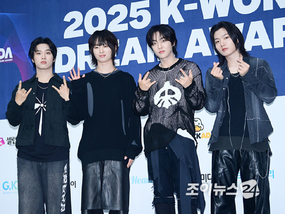 그룹 드래곤포니(Dragon Pony)가 21일 오후 서울 잠실실내체육관에서 열린 '2025 케이 월드 드림 어워즈'(2025 K WORLD DREAM AWARDS)에 블루카펫 행사에 참석하고 있다. [사진=정소희 기자]