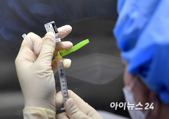 화이자 백신 접종 첫날인 27일 오전 서울 중구 중앙예방접종센터 내 무균 작업대(클린벤치)에서 의료진이 백신을 주사기에 소분 조제하고 있다. 2021.01.27. 사진은 기사 내용과 무관함. [사진=아이뉴스24 포토DB]