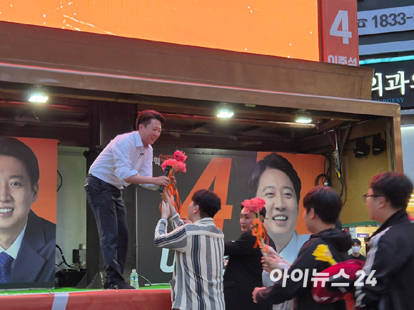 이준석 개혁신당 대선 후보가 14일 오후 부산 서면 '젊음의 거리'에서 유세를 진행하고 있다. [사진=김주훈 기자]