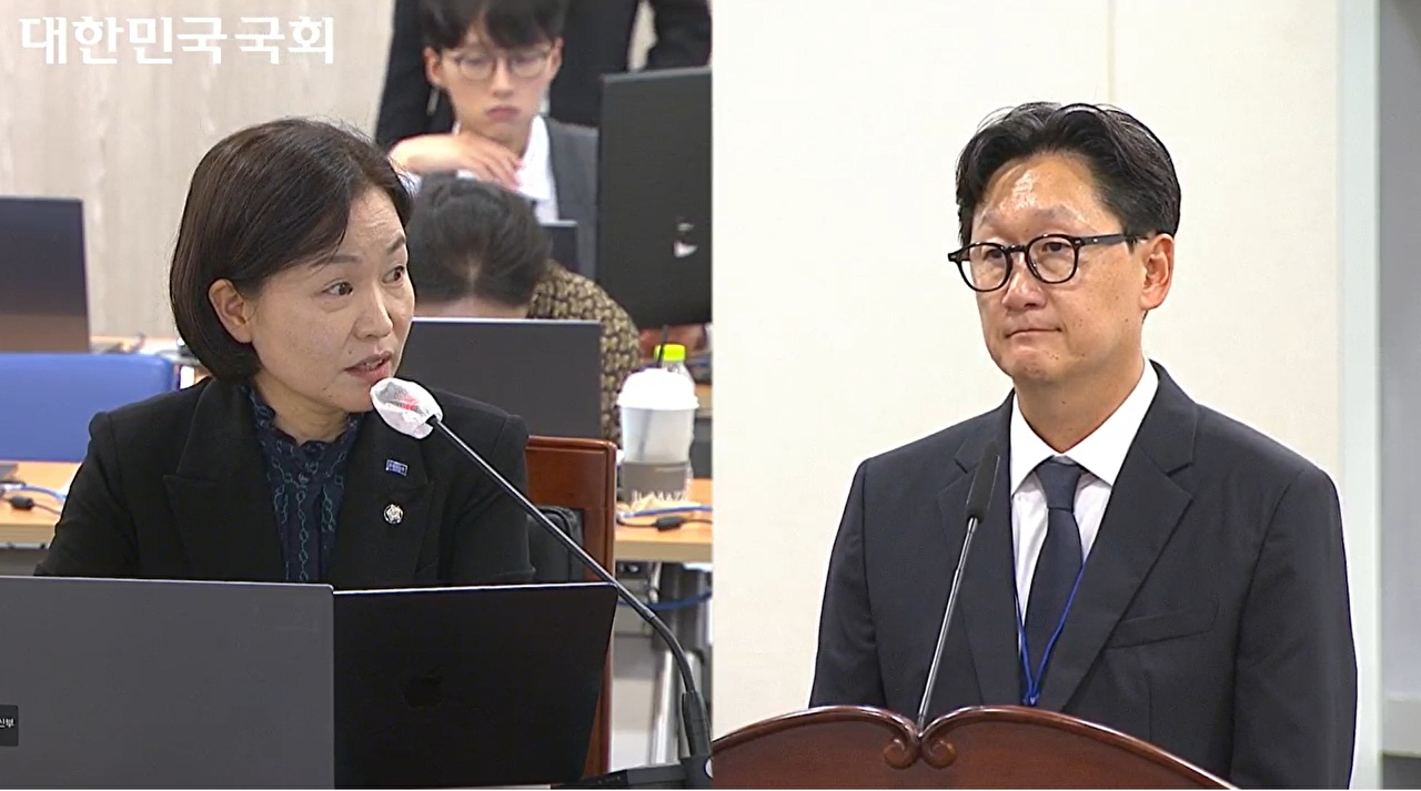13일 국회 과학기술정보방송통신위원회(과방위)의 과학기술정보통신부 국정감사에서 김광현 네이버 검색·데이터 플랫폼 부문장(부사장·오른쪽)이 이해민 의원(조국혁신당)의 질의를 듣고 있다. [사진=국회 인터넷의사중계시스템]