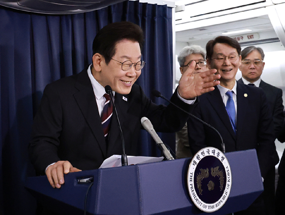 이재명 대통령이 24일(현지시간) 일본 도쿄 하네다공항 이륙 뒤 한미 정상회담을 위해 미국 워싱턴DC로 향하는 공군 1호기 기내에서 기자간담회를 하며 취재진 질문을 받고 있다. 2025.8.25 [사진=연합뉴스]