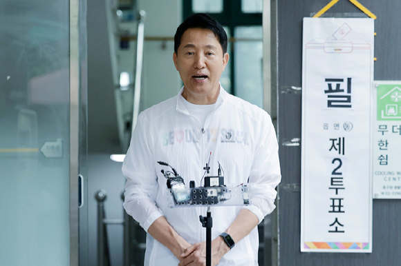 오세훈 서울시장이 2일 서울 중구 구립 필동 경로당에 마련된 제21대 대통령 선거 투표소를 방문해 이동약자 투표 편의시설 점검을 마치고 대시민 메시지를 발표하고 있다. 2025.6.2 [사진=연합뉴스]