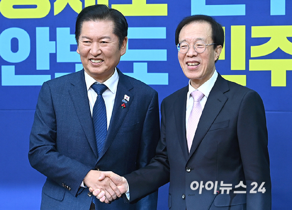 정청래 더불어민주당 대표가 11일 서울 여의도 국회에서 이석연 국민통합위원장을 접견해 기념촬영을 하고 있다. [사진=곽영래 기자]