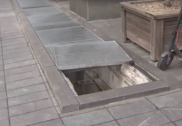 서울 강남구 역삼역 인근 도로에 있는 환기구. 한 남성이 이 환기구로 추락한 뒤 숨진 채 발견됐다. [사진=채널A 보도화면 캡처]