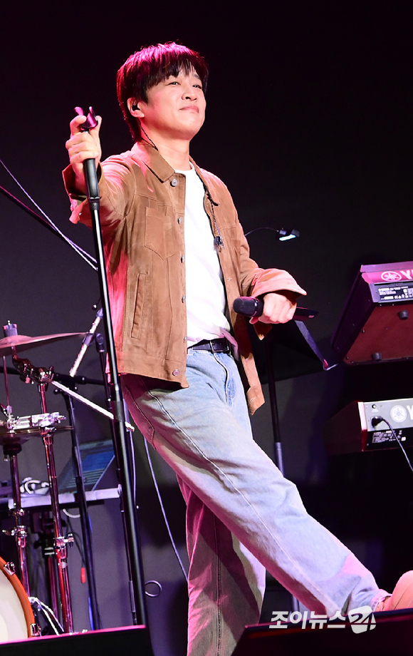 아묻따밴드 차태현이 12일 오후 서울 동숭동 SA홀에서 열린 첫 디지털 싱글 '알고 있잖아' 발매 기념 쇼케이스에 참석해 무대를 선보이고 있다. [사진=정소희 기자]