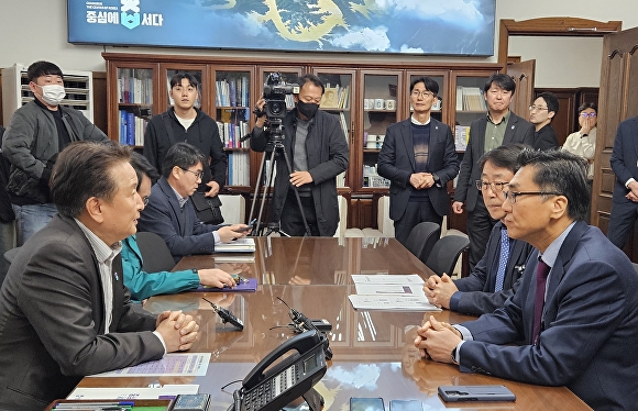 충북대학교 의대·병원 교수회 비상대책위원회가 25일 충북도청에서 김영환 지사와 의대 정원 증원 관련 간담회를 하고 있다. [사진=뉴시스]