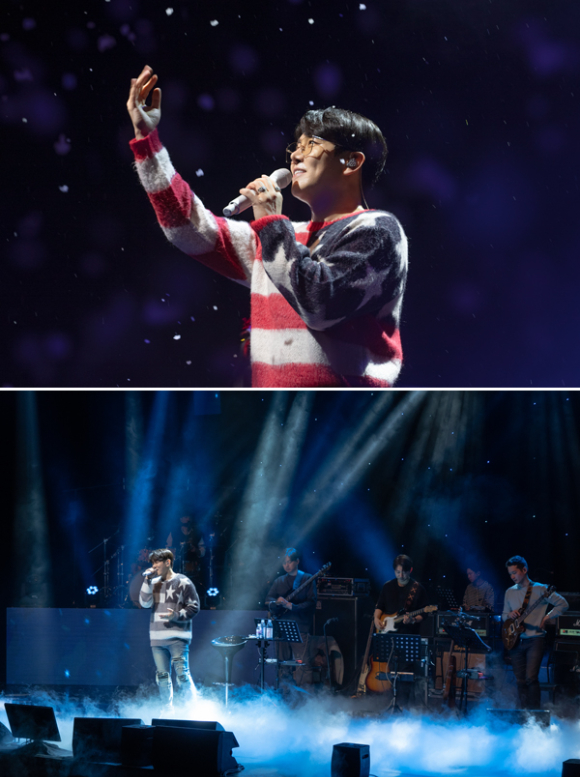 디셈버DK가 크리스마스 콘서트 '힘겨울' 무대에 올라 노래하고 있다. [사진=티밥미디어]