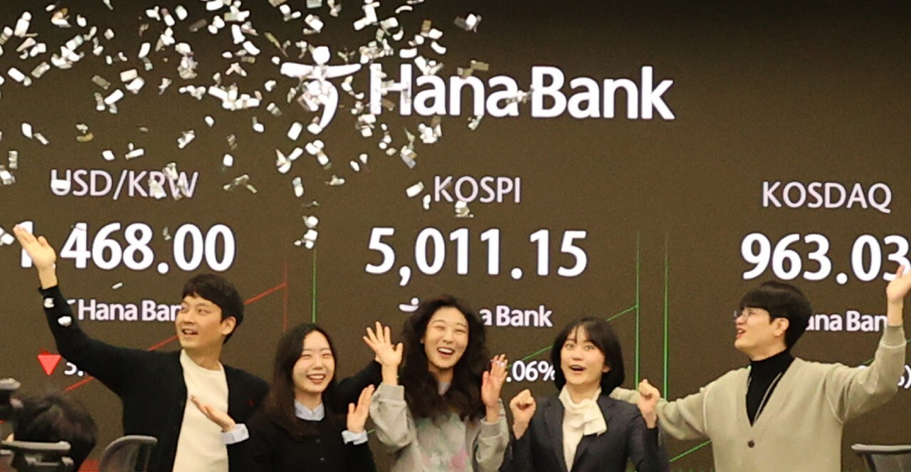 22일 오전 서울 중구 하나은행 딜링룸에서 딜러들이 코스피 5000 돌파를 축하하고 있다. [사진=김민희 기자]