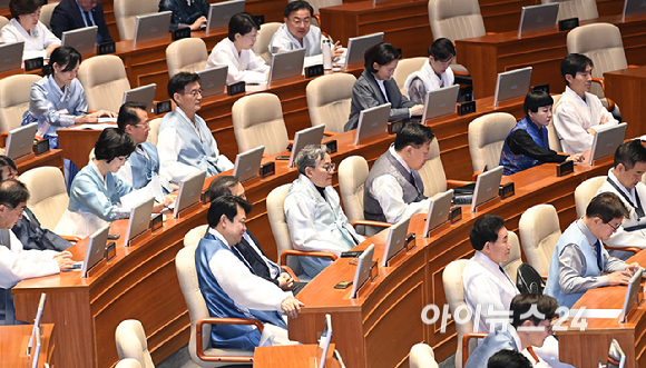 12일 서울 여의도 국회 본회의에 참석한 의원들이 한복을 입고 법안 처리를 하고 있다. [사진=곽영래 기자]