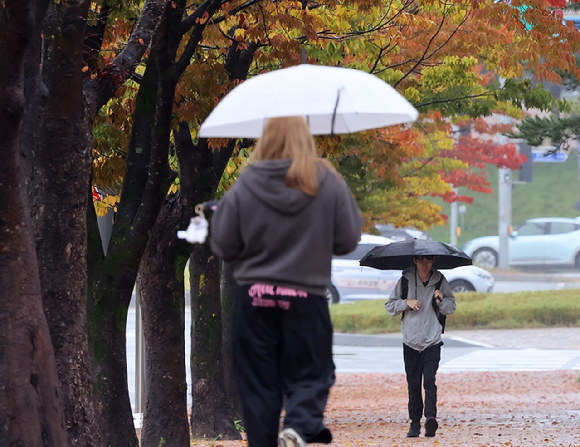 학생들이 우산을 쓴 채 걸어가고 있다. [사진=연합뉴스]