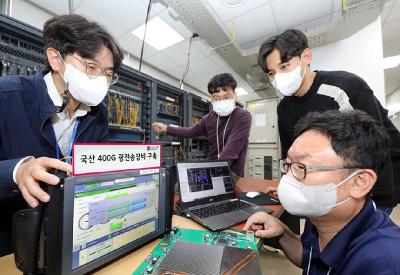 LG유플러스와 코위버 직원들이 새로 개발한 400G 광전송장비를 테스트하고 있는 모습. [사진=LGU+]