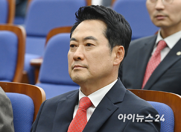 장동혁 국민의힘 당대표가 17일 서울 여의도 국회에서 열린 의원총회에서 정점식 원내대표의 발언을 경청하고 있다. [사진=곽영래 기자]