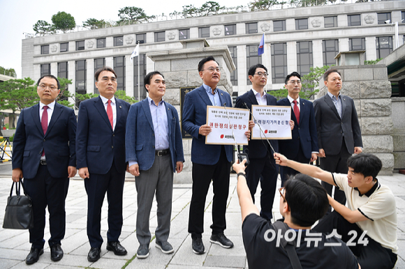 국회 법제사법위원회 소속 국민의힘 의원들이 12일 오전 서울 종로구 헌법재판소 앞에서 더불어민주당이 추진하는 '윤석열 대통령 탄핵 국민청원 청문회'에 대한 권한쟁의심판 청구서 제출 관련 발언을 하고 있다. [사진=곽영래 기자]