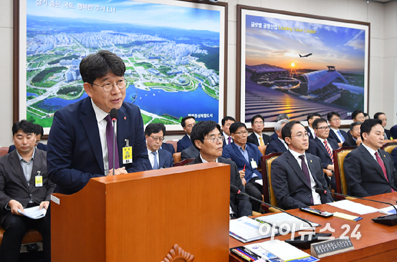 이상화 동해종합기술공사 부사장이 10일 오후 서울 여의도 국회에서 열린 국토교통위원회 국정감사에서 의원들의 질의에 답하고 있다. [사진=곽영래 기자]