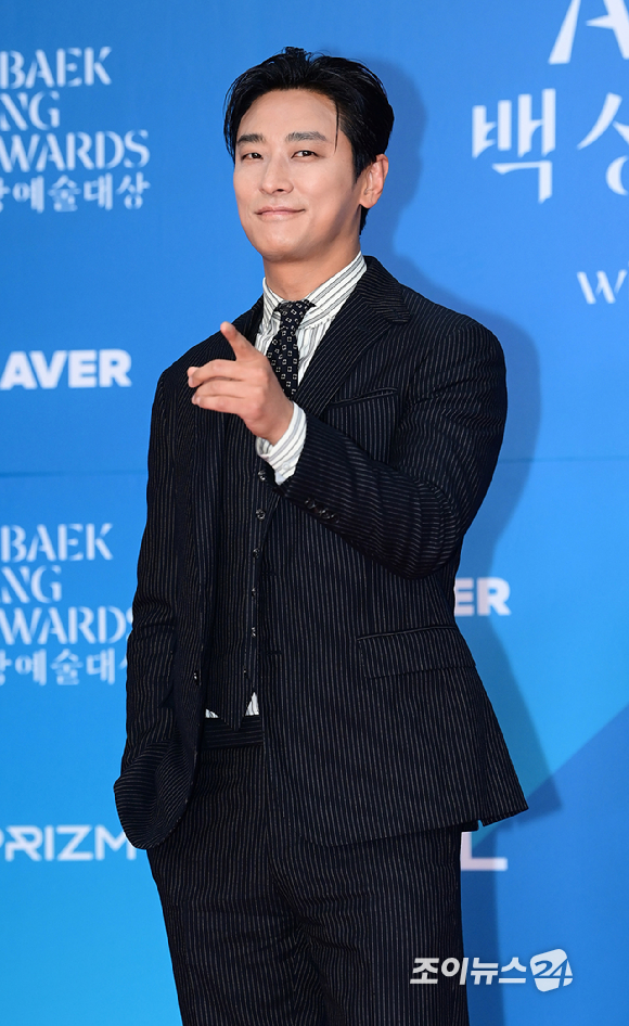 배우 주지훈이 5일 오후 서울 삼성동 코엑스에서 열린 제61회 백상예술대상 시상식 레드카펫 행사에 참석하고 있다. [사진=정소희 기자]