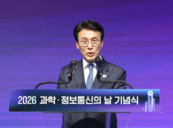 김민석 국무총리가 21일 서울 강남구 한국과학기술회관에서 열린 2026년 과학&middot;정보통신의 날 기념식에서 기념사하고 있다. [사진=연합뉴스]