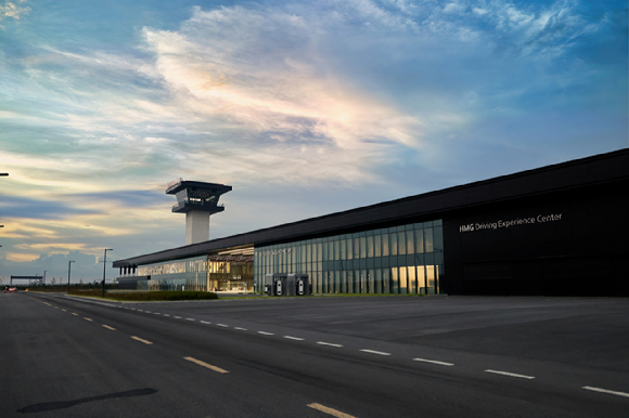 현대자동차그룹이 드라이빙 체험 시설과 첨단 주행시험장을 결합한 HMG 드라이빙 익스피리언스 센터(HMG Driving Experience Center) 2024 시즌 운영을 다음 달 5일부터 시작한다고 11일 밝혔다. 사진은 HMG 드라이빙 익스피리언스 센터를 주행하는 현대, 기아, 제네시스 차량. [사진=현대차그룹]