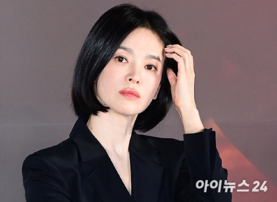 배우 송혜교가 지난달 서울 CGV 용산아이파크몰에서 열린 영화 '검은 수녀들'(권혁재 감독) 제작보고회에 참석하고 있다. [사진=정소희 기자]