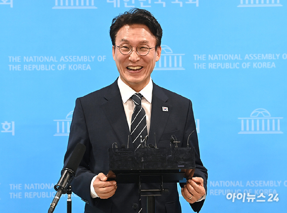 김민석 전 국무총리가 6일 서울 여의도 국회 소통관에서 더불어민주당 당대표 출마 선언 기자회견을 마친 뒤 질문에 답변하고 있다. [사진=곽영래 기자]