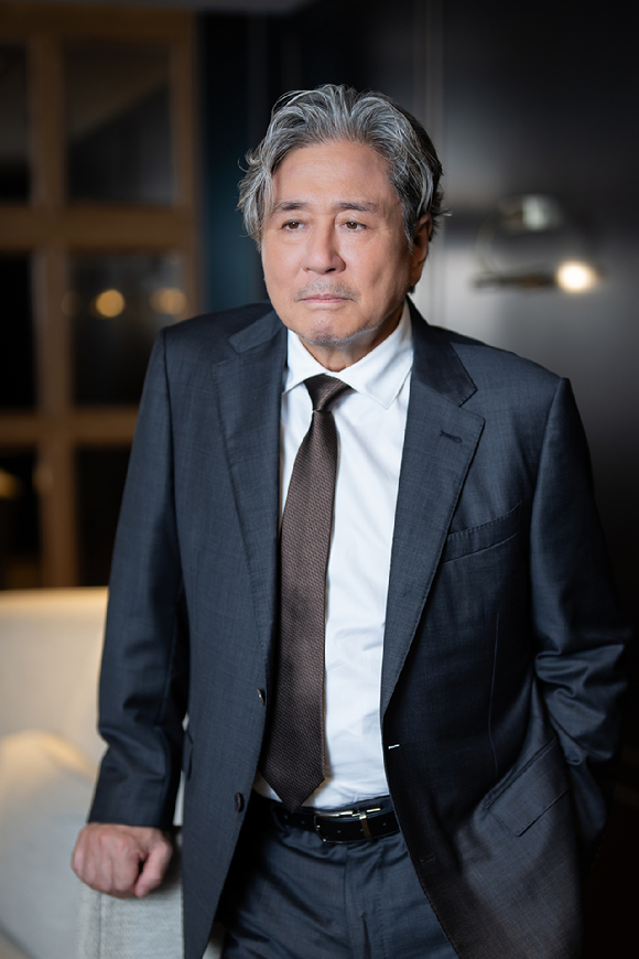 배우 최민식이 영화 '인턴' 인터뷰에 앞서 포즈를 취하고 있다. [사진=워너브러더스코리아(주)]
