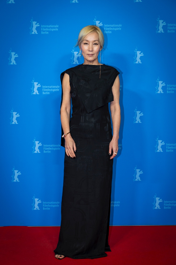 '파과'의 민규동 감독, 이혜영, 김성철이 제75회 베를린국제영화제에 참석해 포즈를 취하고 있다. [사진=&copy; Richard H&uuml;bner / Berlinale 2025]