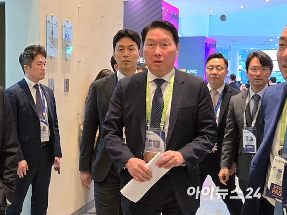 하워드 러트닉 미 상무장관이 29일 경주예술의전당에서 열린 한미 비즈니스 라운드 테이블 및 환영 만찬 참석을 위해 입장하고 있다. [사진=최란 기자]