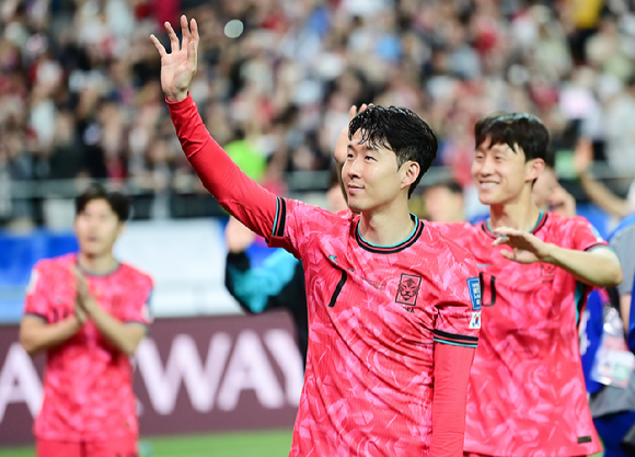 홍명보 감독이 이끄는 대한민국 남자 축구대표팀은 10일 오후 서울월드컵경기장에서 2026 국제축구연맹(FIFA) 북중미 월드컵 아시아 3차 예선 조별리그 B조 10차전(최종전)을 치러 쿠웨이트에 4-0 대승을 거뒀다. 한국 손흥민이 팬들에게 인사를 하고 있다. [사진=곽영래 기자]