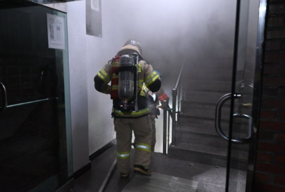 서울 강동구 암사동 한 사무실 지하에서 화재가 발생해 40대 여성이 전신화상을 입었다. 사진은 사고 현장을 수습 중인 소방대원 모습. [사진=강동소방서]