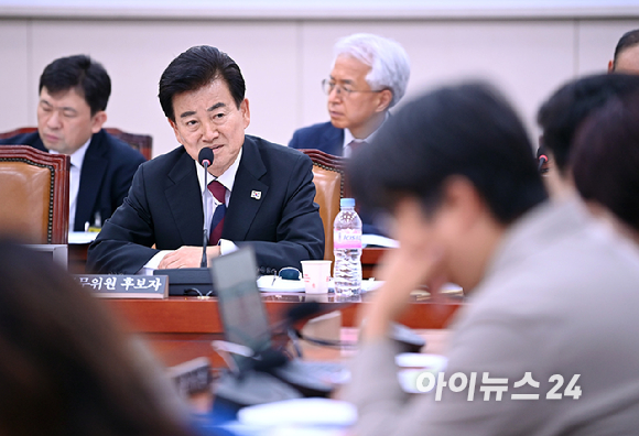 정동영 통일부 장관 후보자가 14일 오전 국회 외교통일위원회에서 열린 인사청문회에 출석해 질의에 답하고 있다. [사진=곽영래 기자]