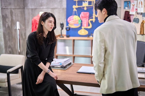 배우 최민식과 한소희가 영화 '인턴'에서 연기 호흡을 맞추고 있다. [사진=워너브러더스코리아㈜]