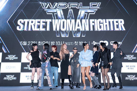 팀 범접(효진초이 허니제이 노제 리정 리헤이 가비 아이키 립제이 모니카)이 27일 서울 모처에서 열린 Mnet '월드 오브 스트릿 우먼 파이터' 제작발표회에서 포즈를 취하고 있다. [사진=Mnet]