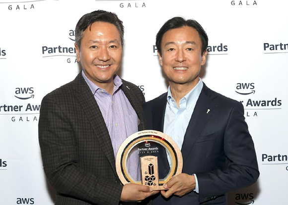 베스핀글로벌이 라스베가스 현지에서 열린 '2023 지역·글로벌 AWS 파트너 어워즈(GEO and Global AWS Partner Awards)'에서 올해의 글로벌 MSP 파트너상을 수상하고 있다. 왼쪽은 베스핀글로벌 김써니 대표, 오른쪽은 베스핀글로벌 장인수 한국 대표. [사진=베스핀글로벌]