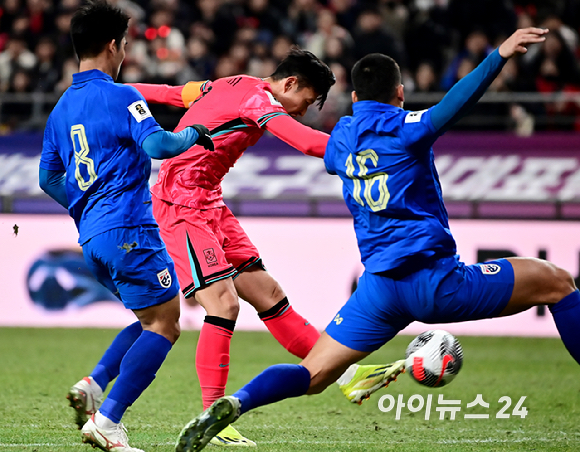 21일 오후 서울 마포구 서울월드컵경기장에서 열린 2026 국제축구연맹(FIFA) 북중미 월드컵 아시아 지역 2차 예선 대한민국과 태국의 경기에서 손흥민이 슈팅을 시도하고 있다. [사진=곽영래 기자]