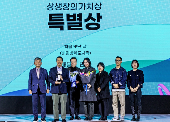 지난 2일 서울 더플라자호텔에서 열린 제32회 대한민국광고대상 시상식에서 임대기(왼쪽 첫 번째) 한국광고총연합회 회장과 윤석준(왼쪽 세 번째) 우아한형제들 브랜드·커뮤니케이션전략 부문 총괄사장 등 우아한형제들 관계자들이 기념 촬영을 하고 있다. [사진=우아한형제들]