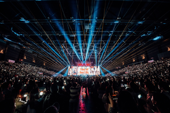 데이식스가 데뷔 10주년 기념 투어 'DAY6 10th Anniversary Tour ' The DECADE '' 홍콩 콘서트를 통해 팬들을 만나고 있다. [사진=JYP엔터테인먼트, kenneviaphotography]