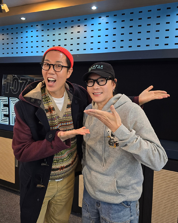 김종서가 10일 SBS 파워FM &lsquo;김영철의 파워FM&rsquo;에 출연, DJ 김영철과 기념 사진을 촬영하고 있다. [사진=레드블랙엔터테인먼트]