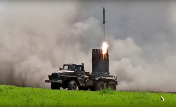 러시아군의 그라드 다연장 로켓포가 공개되지 않은 장소에서 우크라이나군을 향해 발사되고 있다. [사진=뉴시스]