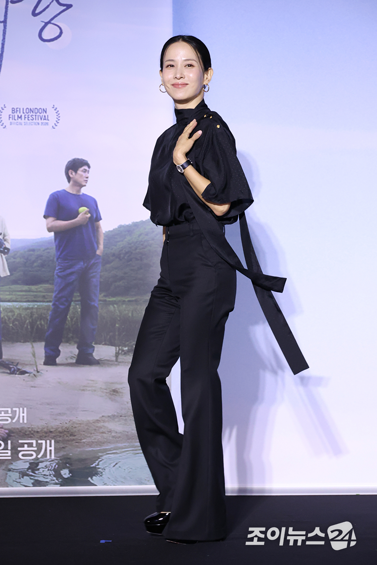 배우 조여정이 21일 서울 용산구 CGV용산아이파크몰점에서 진행된 넷플릭스 영화 '가능한 사랑'(감독 이창동) 언론시사회에 참석해 포즈를 취하고 있다. [사진=문수지 기자]