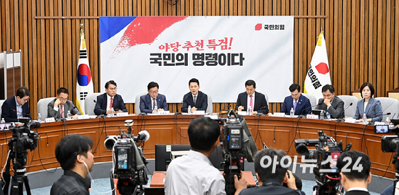 장동혁 국민의힘 당대표가 21일 서울 여의도 국회에서 열린 '제9회 전국동시지방선거 투표용지 부족사태 등 국민참정권 침해 진상규명 및 선거관리 개혁을 위한 국정조사특별위원회' 및 '6.3 국민참정권 침해 진상규명 및 선거관리 개혁 특별위원회' 연석회의에서 발언하고 있다. [사진=곽영래 기자]