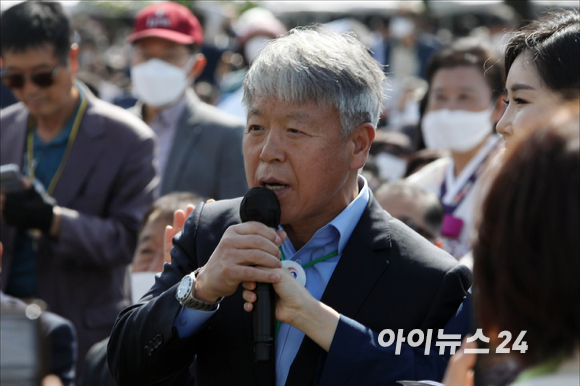 산악인 엄홍길이 10일 오전 서울 여의도 국회에서 열린 윤석열 제20대 대통령 취임식에 참석해 사전행사 인터뷰를 하고 있다. [사진=국회사진취재단]
