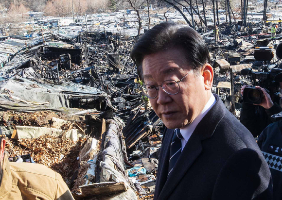 이재명 더불어민주당 대표가 20일 오후 화재가 발생한 서울 강남구 구룡마을을 찾아 화재현장을 바라보고 있다. (공동취재사진) [사진=뉴시스]