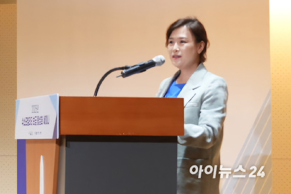 박재근 환경부 사무관이 5월 30일 서울 중구 폐럼타워서 진행된 '수소 모빌리티 보급 활성화 세미나'에 참석해 발언하고 있다. [사진=최란 기자]