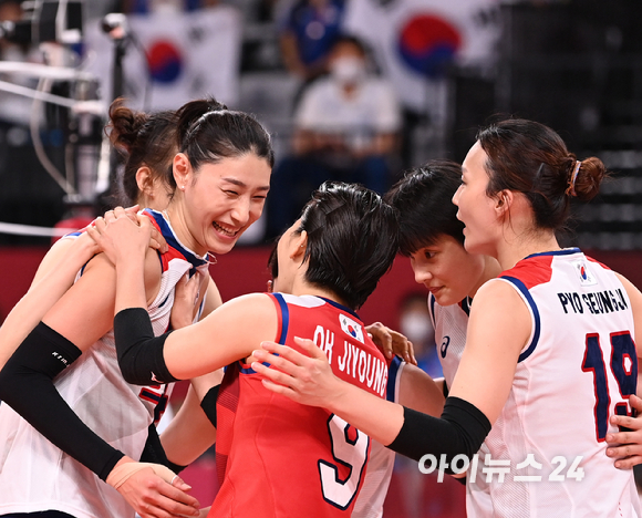8일 오전 일본 도쿄 아리아케 아레나에서 '2020 도쿄올림픽' 여자 배구 동메달 결정전 대한민국과 세르비아의 경기가 펼쳐졌다. 한국 김연경이 동료들과 웃으며 경기를 이어가고 있다.