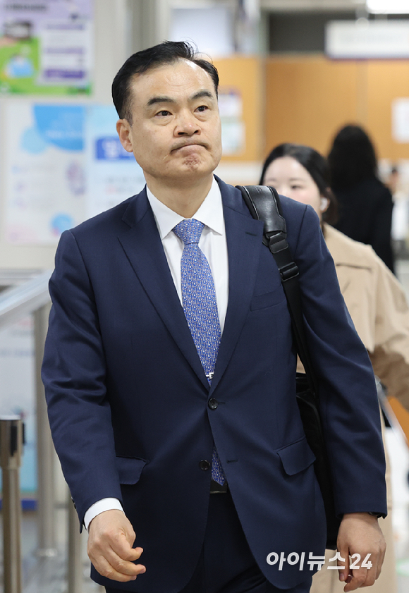 허태근 전 국방부 국방정책실장이 8일 오전 서울 서초구 서울중앙지방법원에서 열린 순직해병 수사외압 사건 관련 공판에 출석하고 있다. [사진=사진공동취재단]